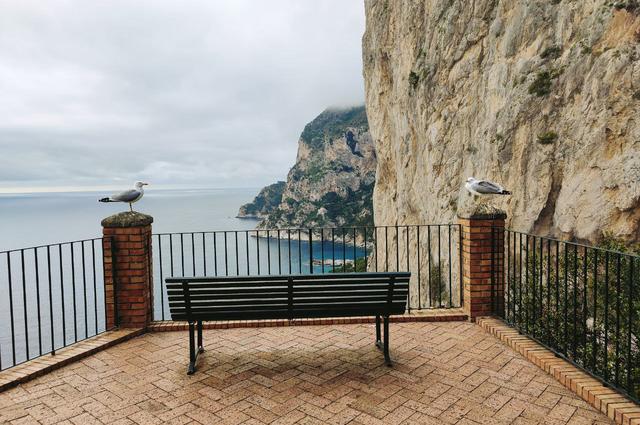 Фото автора Капри море скамейка вид скала